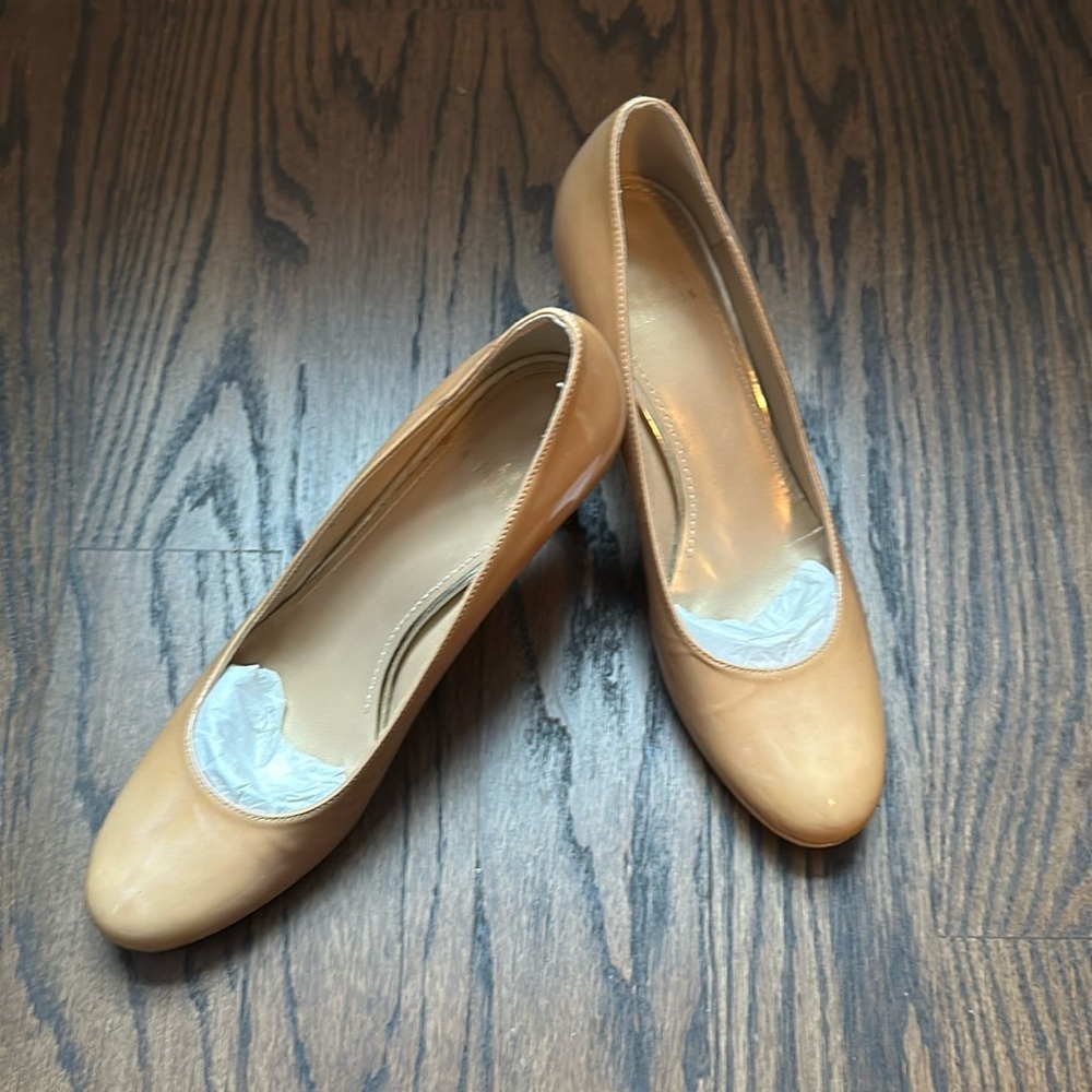 Stuart Weitzman Tan Patent Leather Pump 8.5